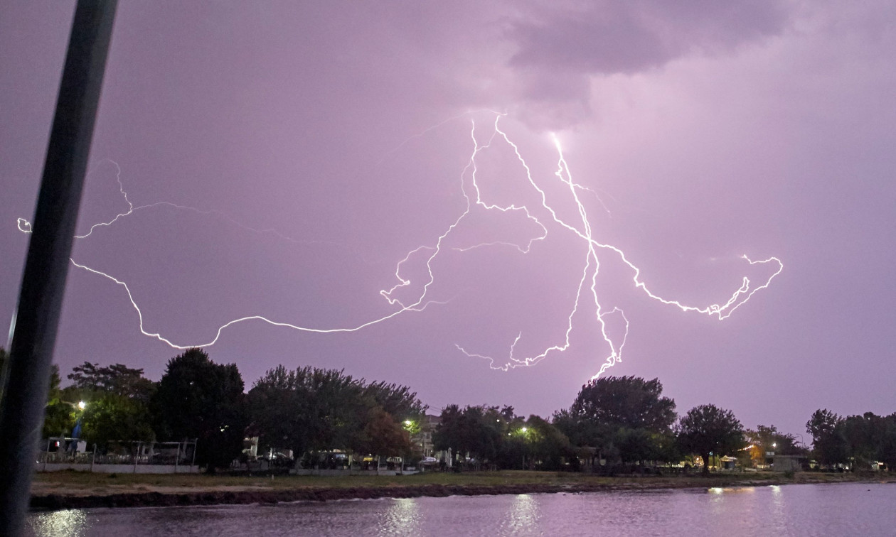 Κακοκαιρία Byron: Πάνω από 70.000 κεραυνοί έως το πρωί της Παρασκευής– Πού έριξε το περισσότερο νερό