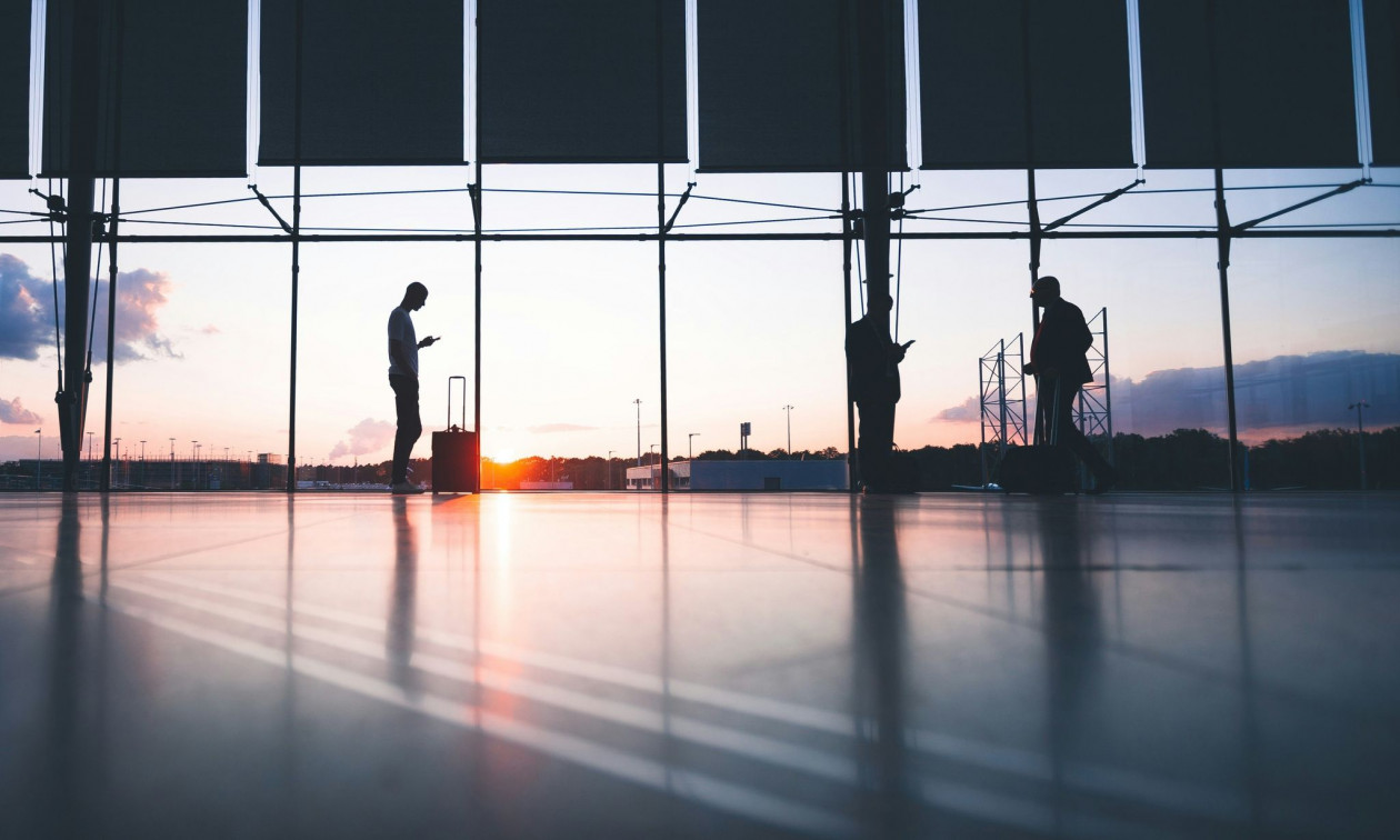 «Να μην φοράμε παντόφλες και πιτζάμες»: Ο υπουργός Μεταφορών των ΗΠΑ προς επιβάτες αεροσκαφών