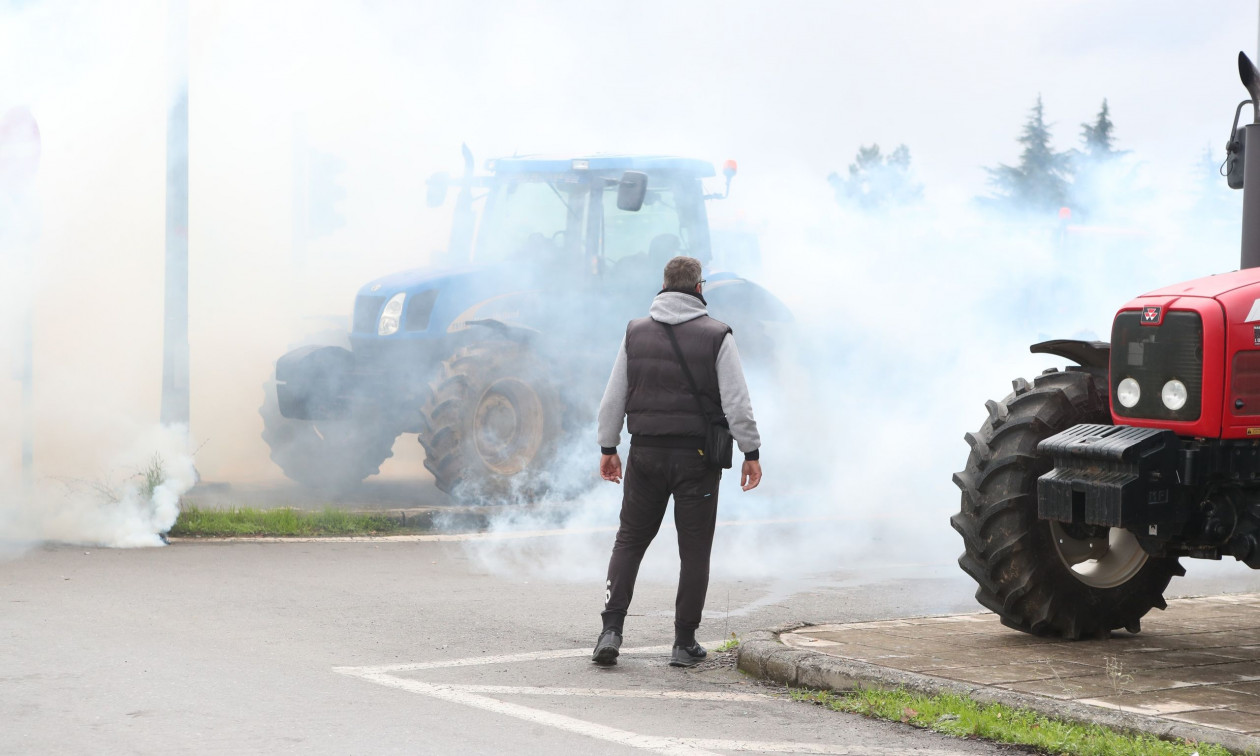 Αγροτικά μπλόκα – Βίντεο από επίθεση τρακτέρ κατά ΜΑΤ στα Πράσινα Φανάρια Θεσσαλονίκης