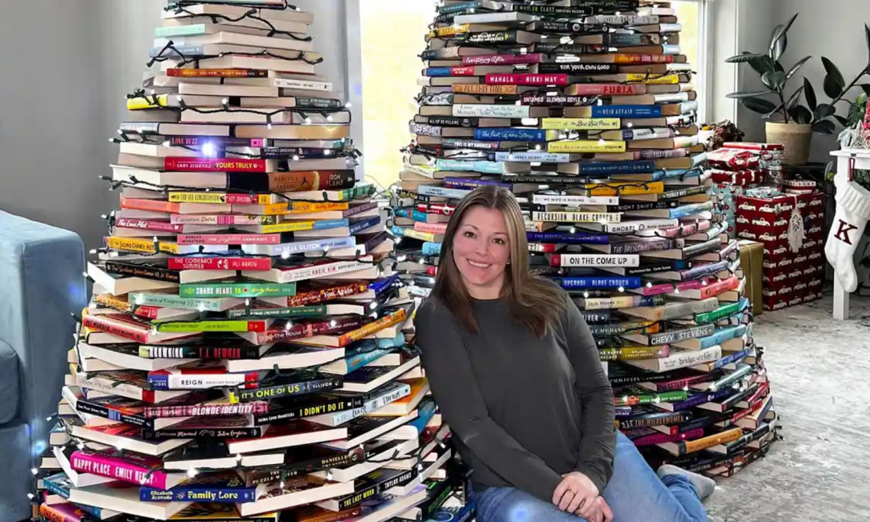 Πενσυλβάνια: Στόλισε χριστουγεννιάτικο δέντρο από 470 βιβλία και έγινε viral