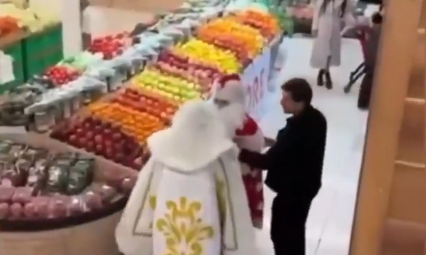 Δύο Άγιοι Βασίληδες πιάστηκαν στα χέρια σε σούπερ μάρκετ – Δείτε βίντεο