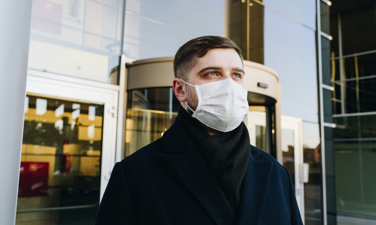 Συστάσεις για μάσκες εξαιτίας της γρίπης στη Βρετανία: Φόβος για τον «χειρότερο χειμώνα στα χρονικά»