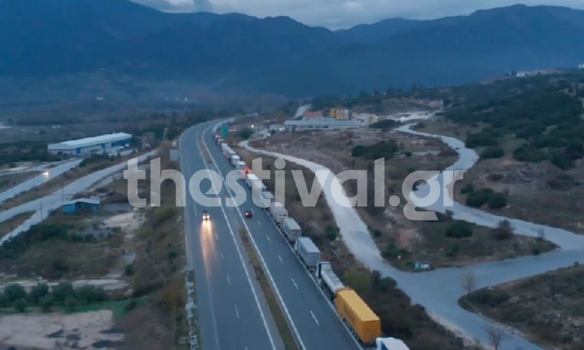 Τα 20 χιλιόμετρα έφτασε η ουρά φορτηγών στο μπλόκο του Προμαχώνα – Βίντεο