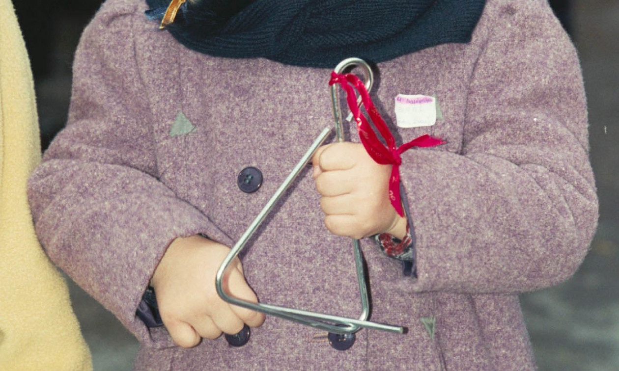 Κάλαντα: Η αιώνια μελωδία των εορτών – Το χαρμόσυνο μήνυμα, τα έθιμα και η ανταμοιβή των παιδιών