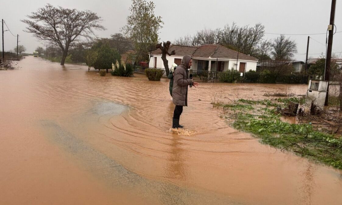 Τα Φάρσαλα βουτηγμένα στη λάσπη μετά τον Byron: Ακυρώθηκαν δρομολόγια ΚΤΕΛ – «Πνιγόμαστε κάθε χρόνο»