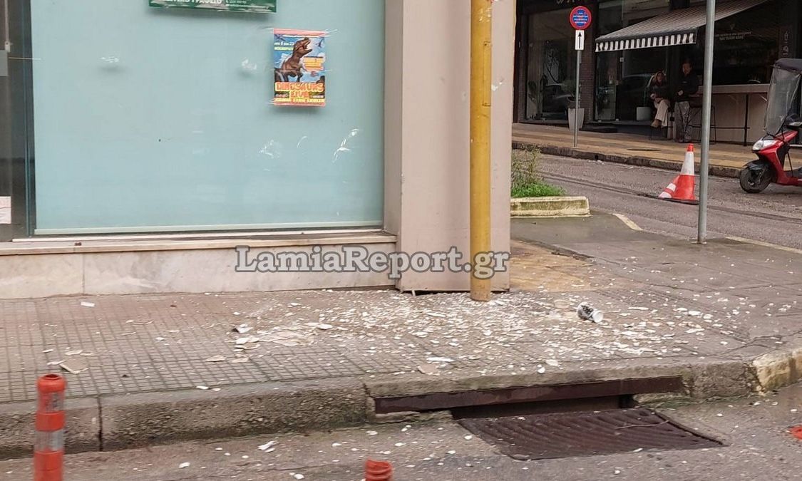 Λαμία: Σοβάδες έπεσαν στο κεφάλι περαστικού – Διακομίστηκε στο νοσοκομείο