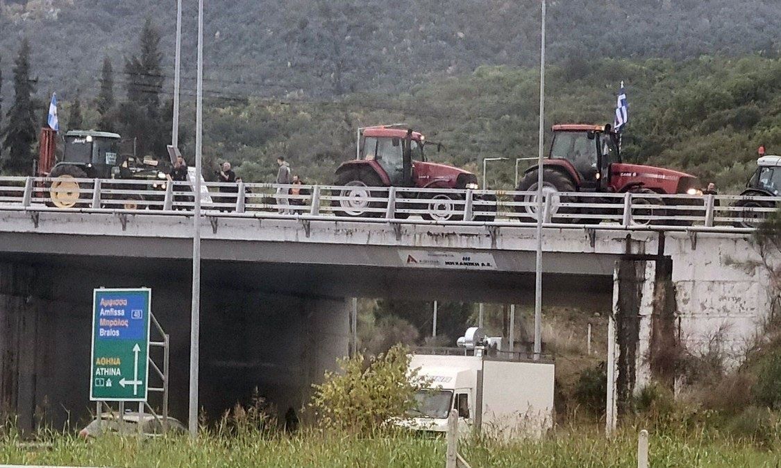 Οι αγρότες απέκλεισαν τον κόμβο του Μπράλου – Έκλεισε η Αθηνών-Λαμίας