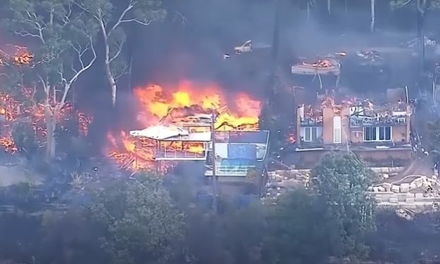 Αυστραλία: Τουλάχιστον 12 σπίτια καταστράφηκαν από τη μεγάλη φωτιά στο Σίδνεϊ – Μαζικές εκκενώσεις