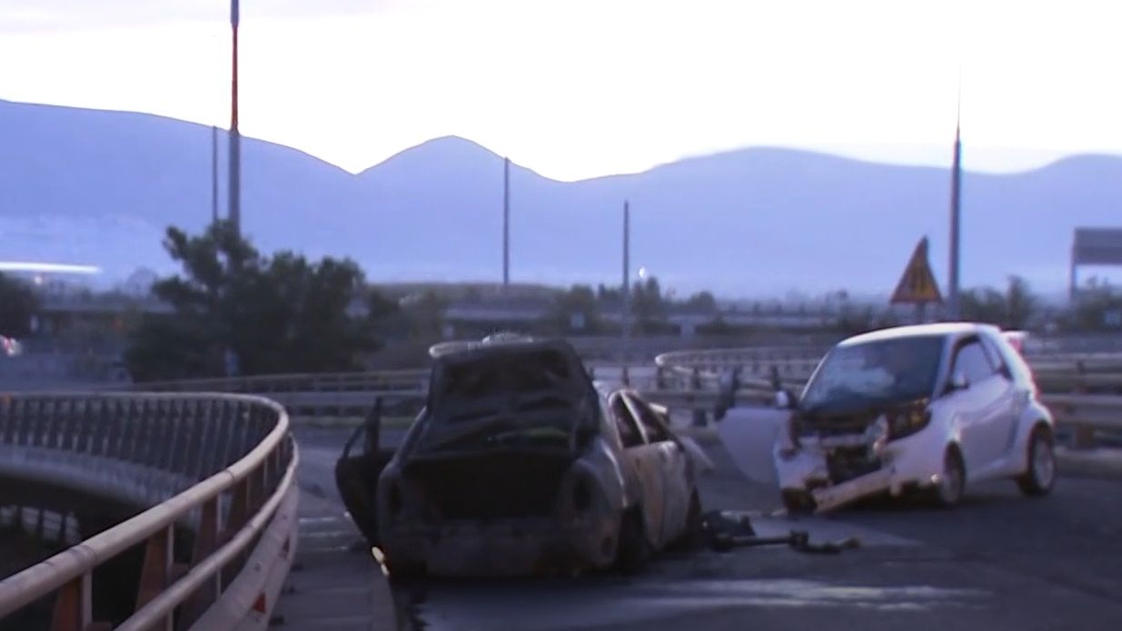 Φάληρο: Κάηκε ολοσχερώς αυτοκίνητο μετά από σύγκρουση – Είχε μπει στο αντίθετο ρεύμα