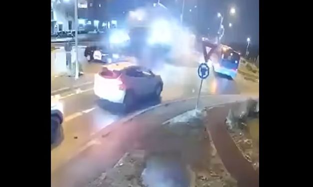 Ρουμανία: Αυτοκίνητο χτυπά σε κυκλικό κόμβο και… απογειώνεται – Από θαύμα σώθηκε ο οδηγός