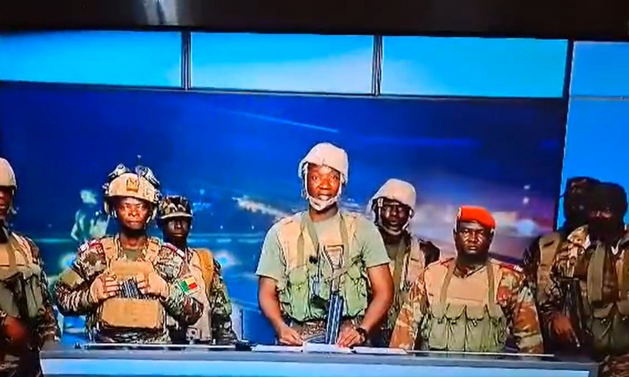 Μπενίν: Απόπειρα πραξικοπήματος σε ζωντανή μετάδοση – Ένοπλοι εισέβαλλαν σε τηλεοπτικό στούντιο