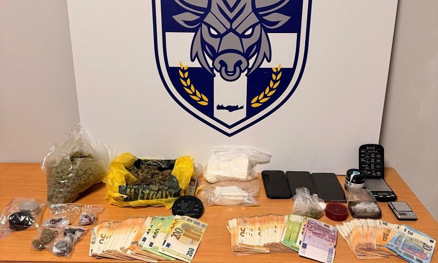 Χανιά: Τρεις συλλήψεις για ναρκωτικά – Είχαν στην κατοχή τους κάνναβη, κοκαΐνη και χιλιάδες ευρώ
