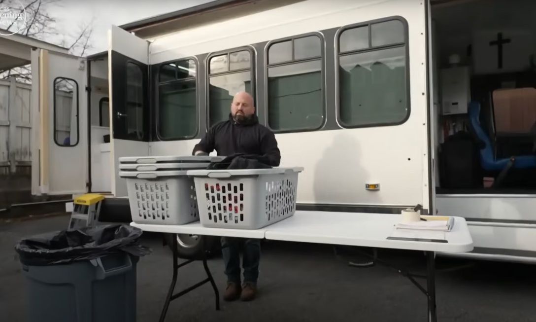 Μέριλαντ: Συνταξιούχος αστυνομικός μετέτρεψε φορτηγό σε κινητό… πλυντήριο για τα ρούχα των αστέγων