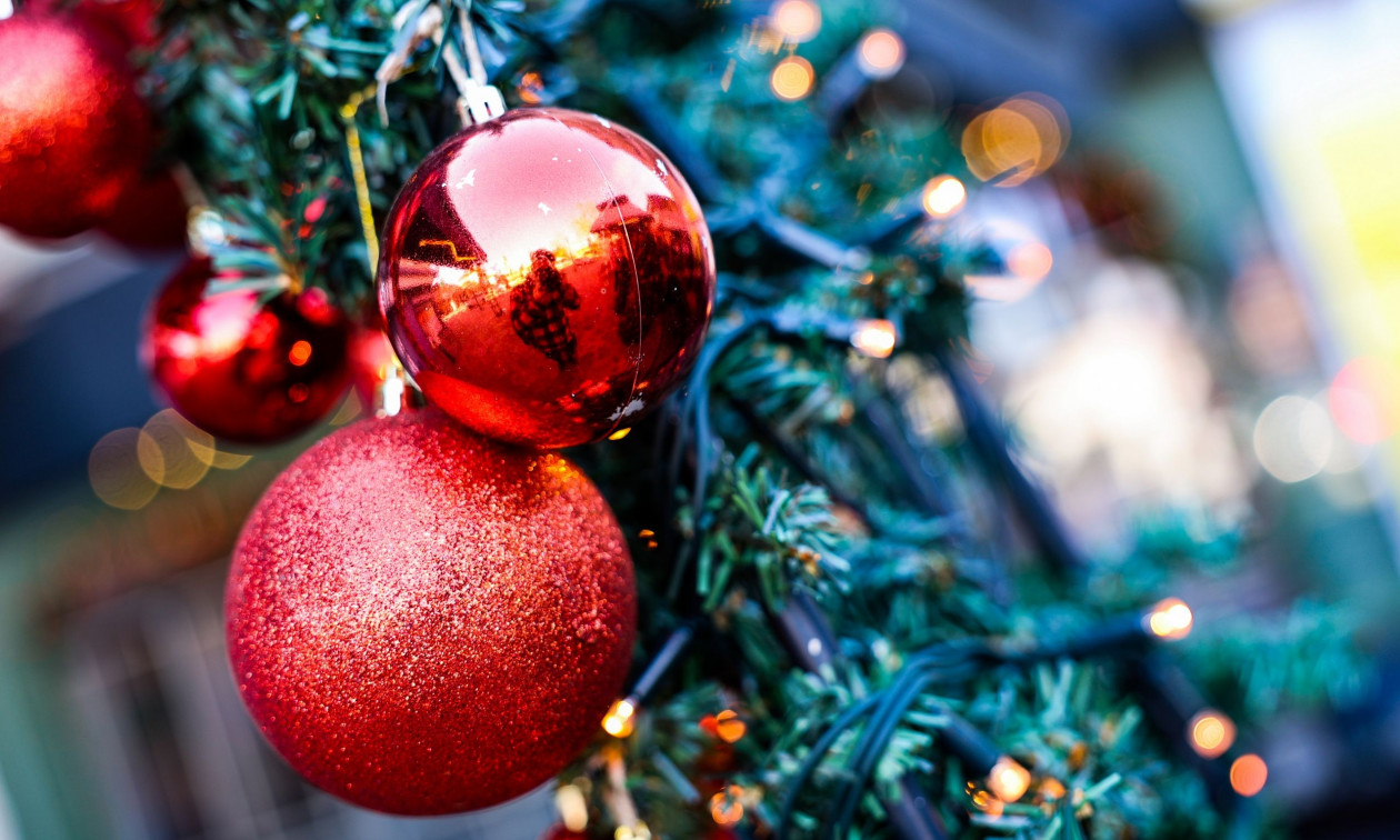 Χριστουγεννιάτικα στολίδια: «Φρένο» στις ανατιμήσεις – Πόσο κοστίζουν δέντρο και λαμπάκια