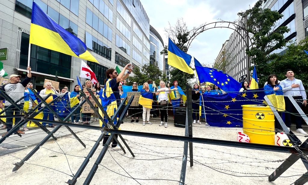 Politico: Ποιες χώρες της ΕΕ θα πληρώσουν το «ρωσικό» δάνειο στην Ουκρανία