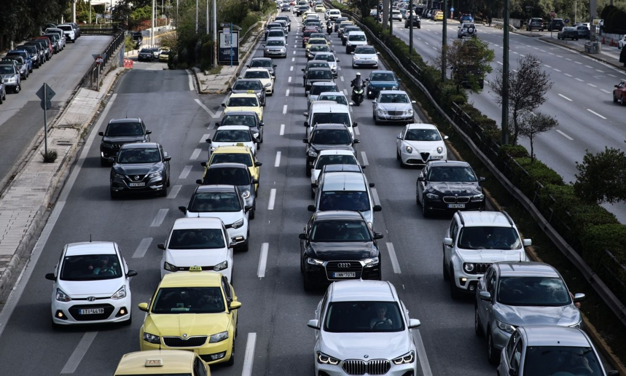 Κίνηση: Μεγάλες καθυστερήσεις σε Κηφισίας και Μεσογείων – «Βράζει» η Αττική Οδός