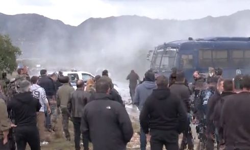 Αγροτικές κινητοποιήσεις: Επεισόδια και στο αεροδρόμιο Χανίων- Ρίψη χημικών, τραυματίας αστυνομικός