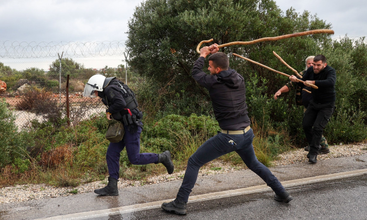 Αγρότης κατά αστυνομικού με την… κατσούνα – Η φωτογραφία από τα Χανιά που έγινε viral
