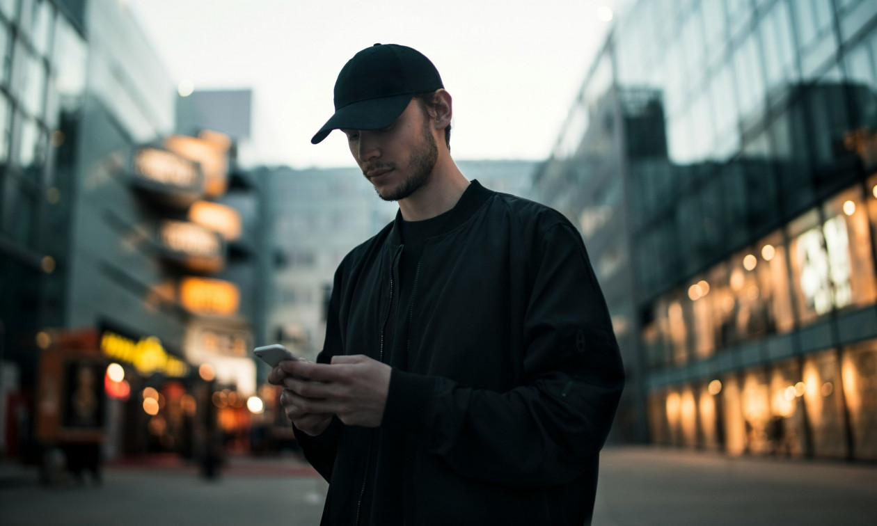 Οι νέοι δεν βρίσκουν δουλειά και όλοι δαιμονοποιούν την τεχνητή νοημοσύνη – Τι ισχύει πραγματικά