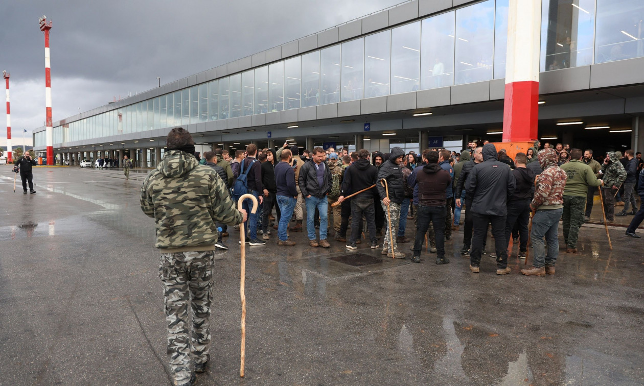 Ηράκλειο: Αποχώρησαν οι αγροτοκτηνοτρόφοι από την πίστα του αεροδρομίου – Παραμένουν στον αερολιμένα