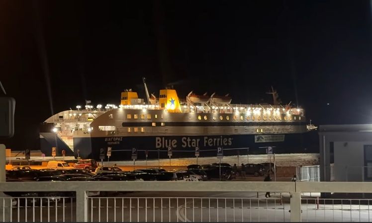 Μυτιλήνη: Αγρότες έκλεισαν τις εισόδους του «Διαγόρας» – Χωρίς επιβάτες αναχώρησε το πλοίο