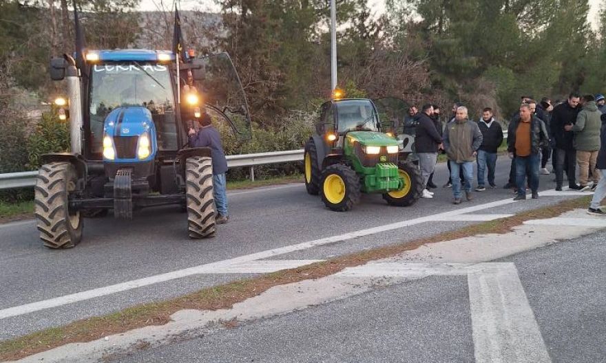 Αγροτικές κινητοποιήσεις: Νέο μπλόκο στη διασταύρωση του Σιδηροδρομικού Σταθμού Νάουσας