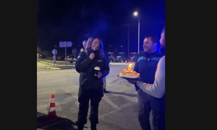 Αγροτικά μπλόκα: Συγκίνησαν αγρότες με τούρτα – έκπληξη σε αστυνομικό 