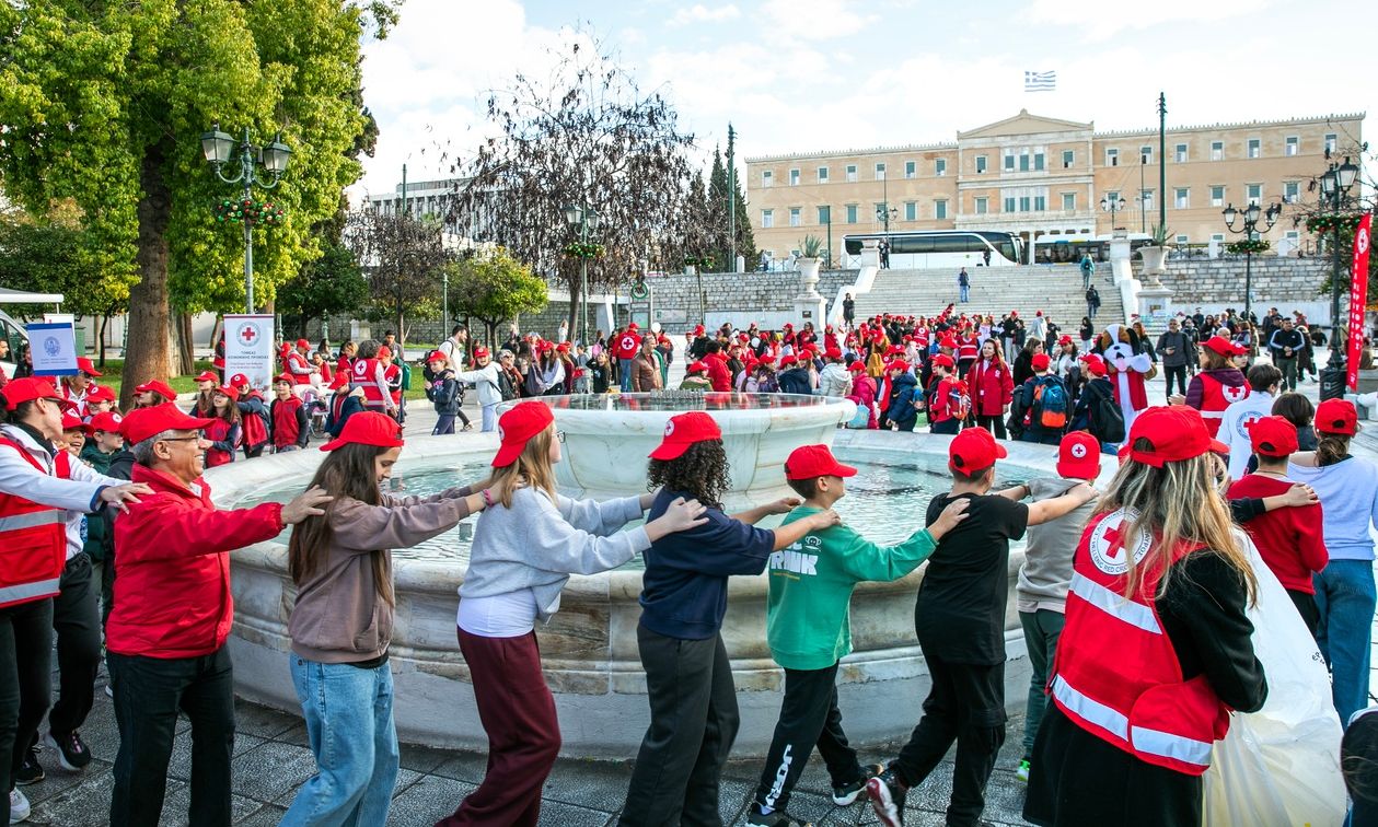 Ο Ερυθρός Σταυρός και 370 μαθητές έστειλαν δυνατό μήνυμα εθελοντισμού στην Πλατεία Συντάγματος