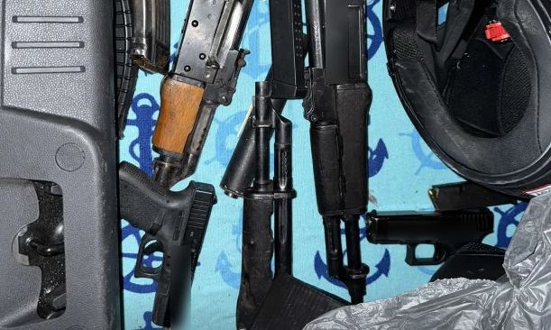 Αυτά είναι τα καλάσνικοφ που εντοπίστηκαν στα Καλύβια – Το βαρύ ποινικό παρελθόν του 37χρονου