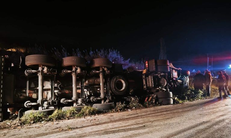 Άρτα: Τροχαίο με ανατροπή φορτηγού στην Ιονία Οδό – Εγκλωβίστηκε ο οδηγός