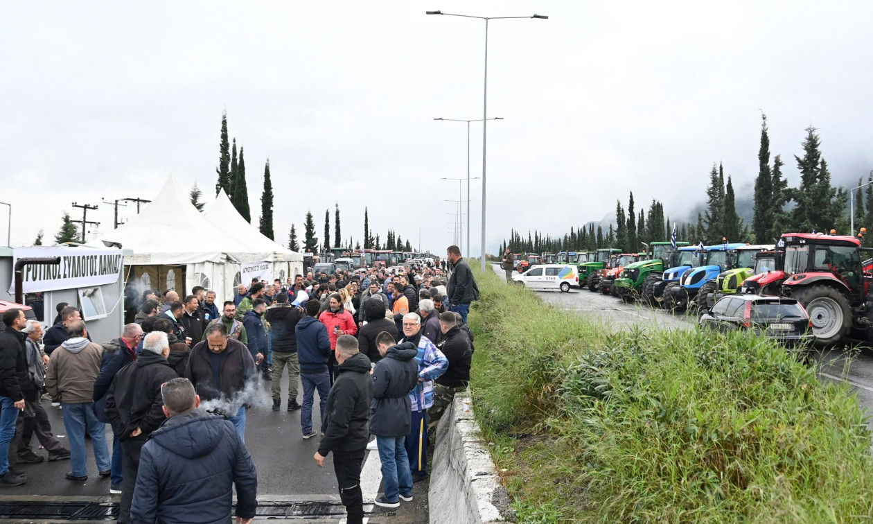 Μπλόκα αγροτών: Συνεχίζονται οι κινητοποιήσεις στον Ε65 από αγρότες της Καρδίτσας και των Τρικάλων