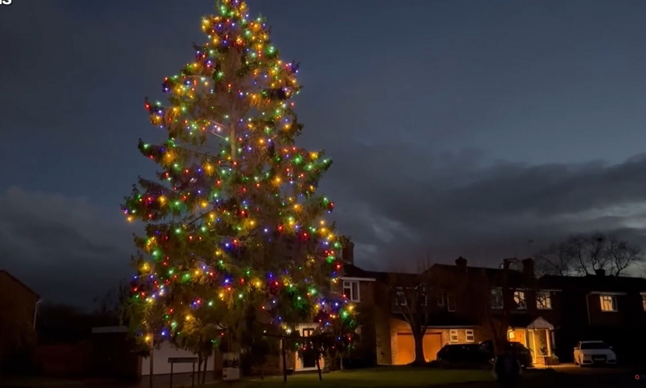 Αυτό είναι από τα παλαιότερα χριστουγεννιάτικα δέντρα – Το στολίζουν με ανυψωτική πλατφόρμα