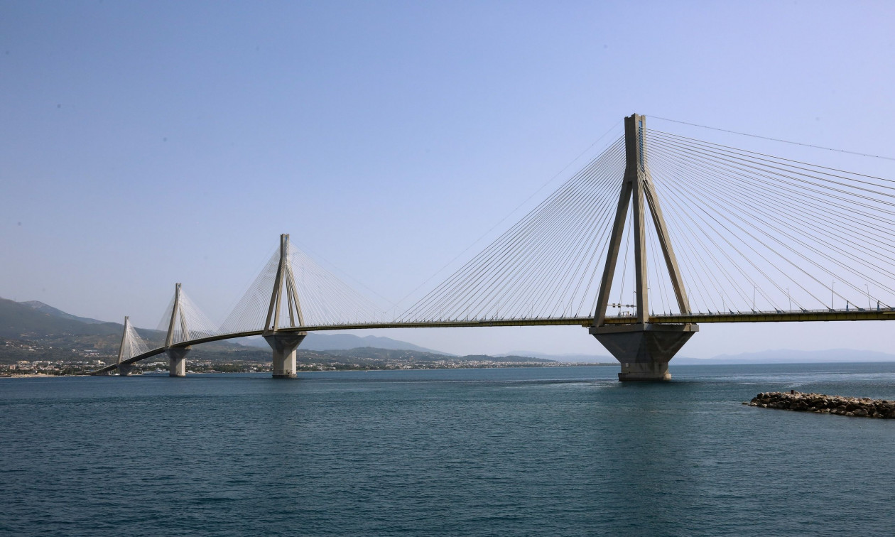 Μπλόκα αγροτών: Κατάληψη με τρακτέρ στη γέφυρα Ρίου-Αντιρρίου – Δεν θα κλείσει η κυκλοφορία