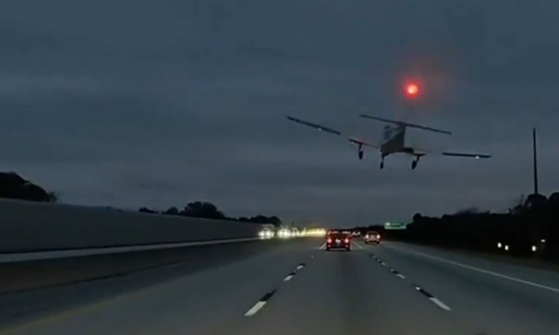 Φλόριντα: Η στιγμή που αεροσκάφος κάνει αναγκαστική προσγείωση σε αυτοκινητόδρομο – Βίντεο