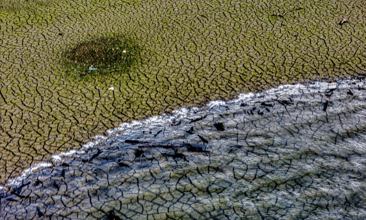 Σε κατάσταση έκτακτης ανάγκης ο Μόρνος – «Στεγνώνει» παρά τις έντονες βροχοπτώσεις – Φωτογραφίες