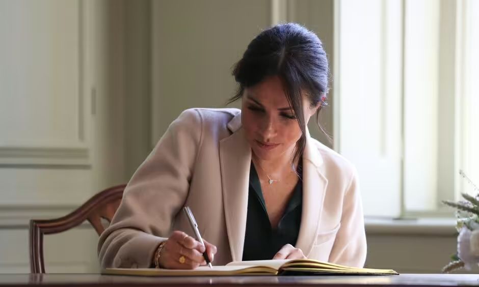 Mέγκαν Μαρκλ: Έστειλε μήνυμα στον άρρωστο πατέρα της – Γιατί κήρυξε πόλεμο στη Daily Mail