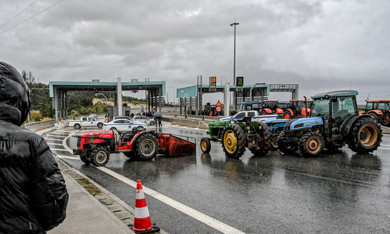 Μπλόκο αγροτών και στο Κιάτο – Κλειστή η εθνική στο ρεύμα προς Αθήνα