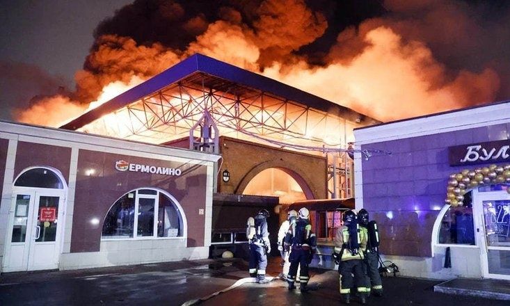 Ένας νεκρός από την καταστροφική φωτιά σε αγορά στην Αγία Πετρούπολη