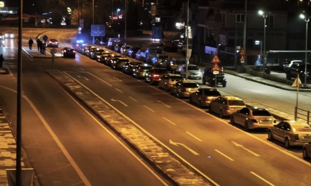 «Συστράτευση» τρακτέρ και ταξί στο μπλόκο της Άρτας – Κλιμακώνουν τις κινητοποιήσεις – Βίντεο