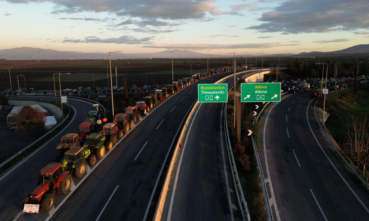 Αυτοκίνητο μπήκε στο αντίθετο ρεύμα στην εθνική οδό έξω από τη Λάρισα – Έκλεισαν προσωρινά τα διόδια