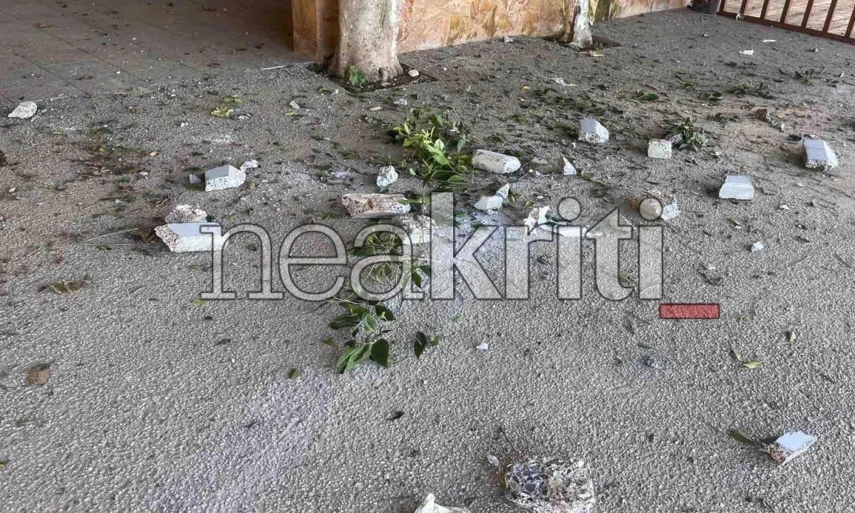 Κρήτη: Κομμάτι γέφυρας αποκολλήθηκε και έπεσε στον δρόμο – «Αν ήταν καλοκαίρι θα είχαμε θύματα»