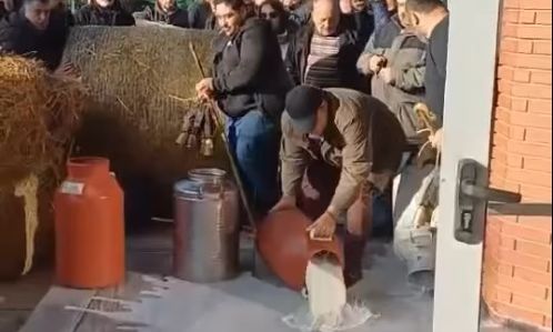 Αγρότες πέταξαν γάλα, ντομάτες και σταφύλια στο κτίριο της περιφέρειας στην Καβάλα – Δείτε βίντεο