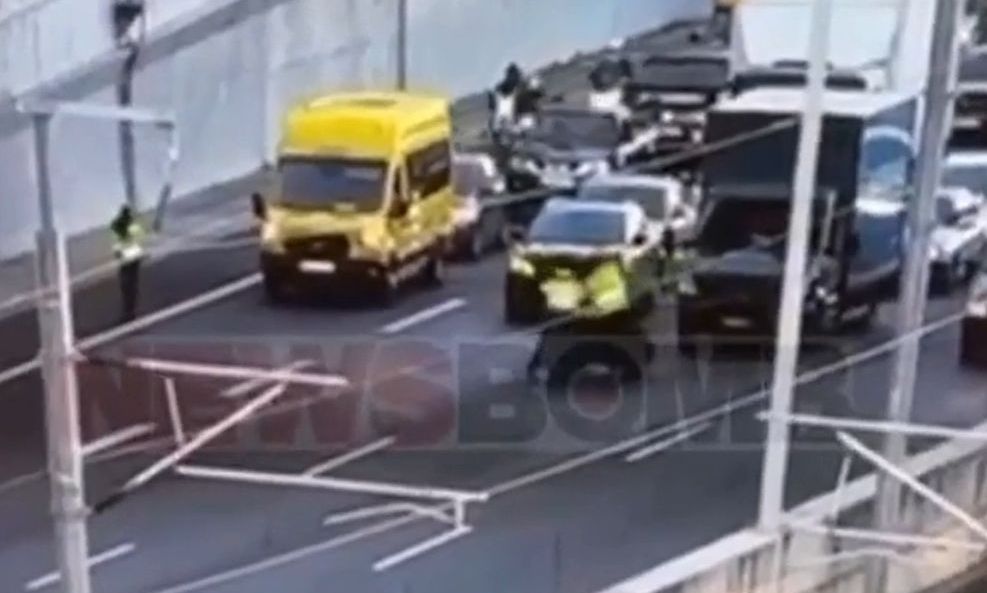 Βίντεο: Η στιγμή που μηχανή παρασέρνει τροχονόμο στην Αττική Οδό προσπαθώντας να ξεφύγει από μπλόκο