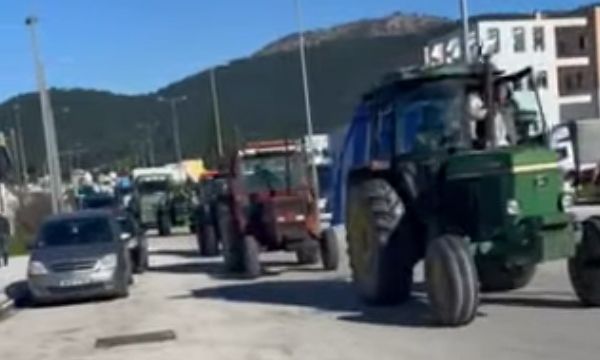 Στο λιμάνι της Ηγουμενίτσας έφτασαν τα τρακτέρ των αγροτών – Βίντεο
