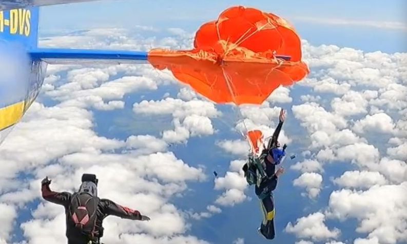 Άλμα τρόμου: Αλεξίπτωτο σκάλωσε στο φτερό του αεροκάφους – Η κίνηση ματ του skydiver