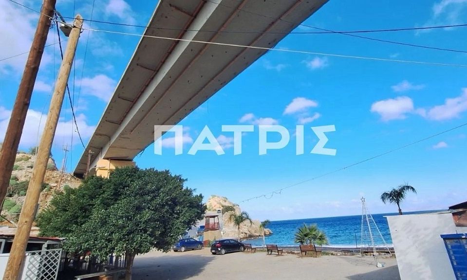 Ηράκλειο: Αναστάτωση στην παραλία Παλαιόκαστρου – Αποκολλήθηκαν κομμάτια από γέφυρα