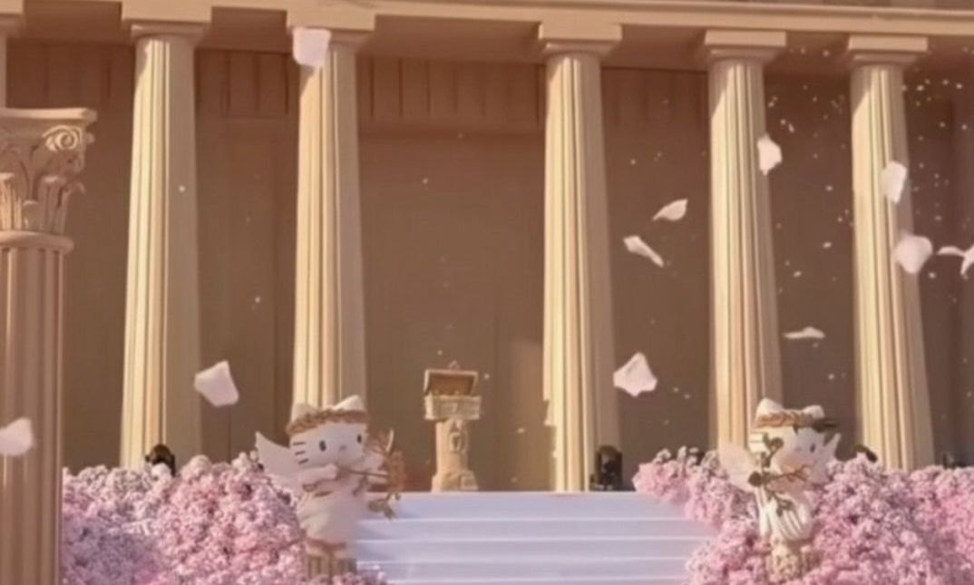 Κινέζος έφτιαξε νέο Παρθενώνα με Καρυάτιδες Hello Kitty για να κάνει πρόταση γάμου – Βίντεο