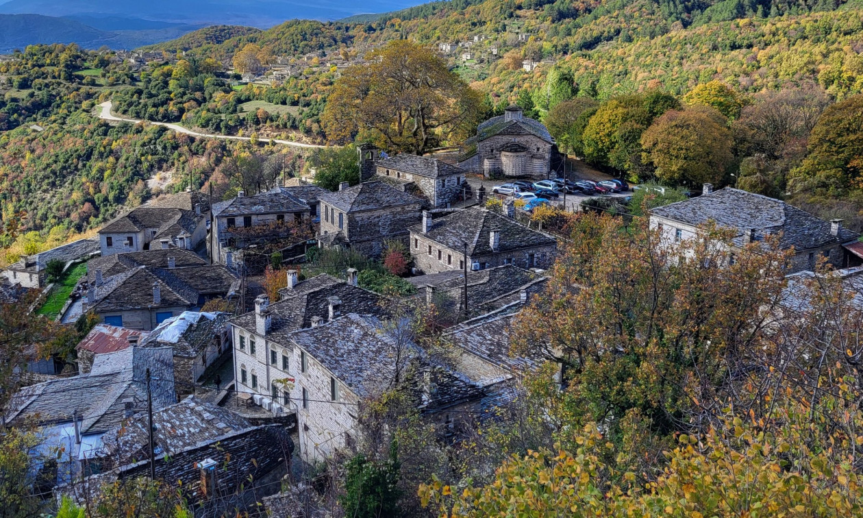 Το Πάπιγκο, οι κατοικίες στο Ζαγόρι και η καταγγελία για καταπάτηση δρόμου μετά την χαλικόστρωση