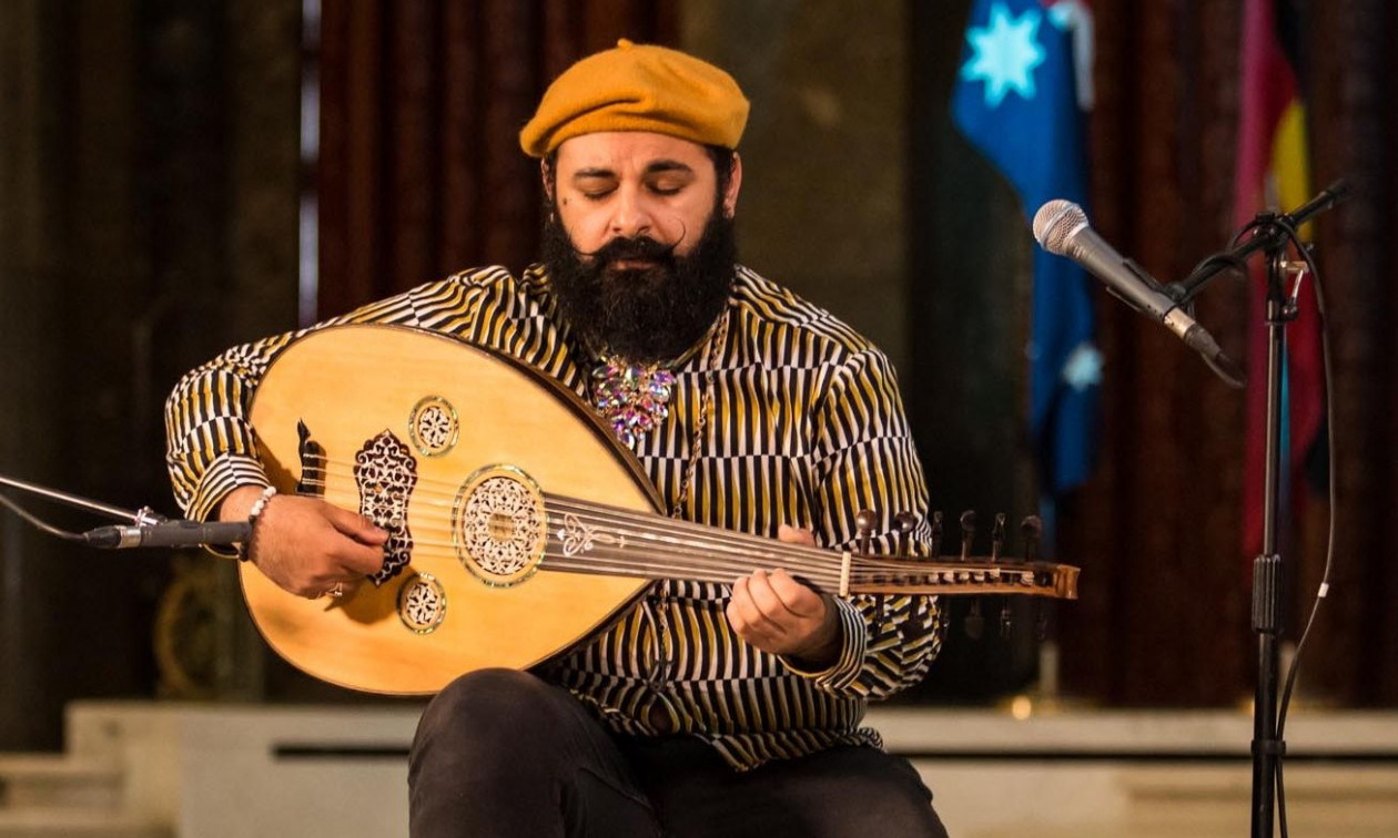 «Αν η Mariah Carey ήταν Αιγύπτια» – Η viral εκτέλεση του “All I Want For Christmas Is You” με… ούτι