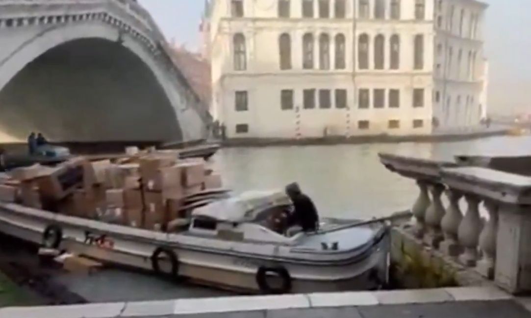 Ιταλία: Γυναίκα έκλεψε βάρκα στη Βενετία και προσέκρουσε στη γέφυρα Ριάλτο – Δείτε βίντεο